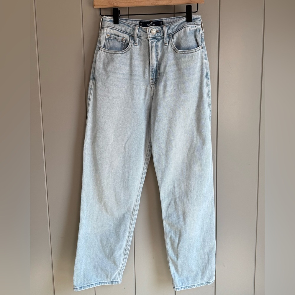 Hollister Ultra High Rise Vintage Straight Jean Light Wash size 1R, 25 x 27